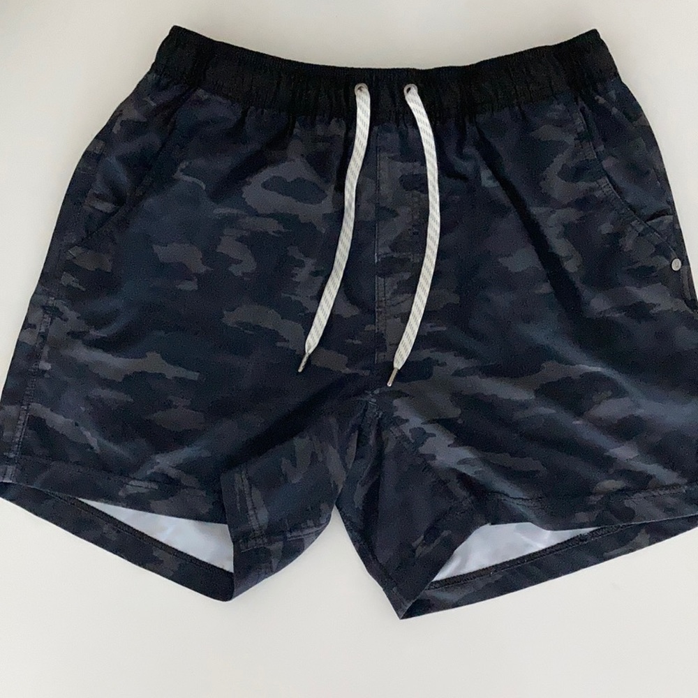 Vuori Men’s Kore Short XL black camo 5” inseam